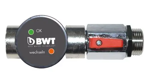 Gerät mit metallischem Gehäuse und farbigem Anzeigeelement. Zeigt den Status "OK" und "wechslen" an. Teil der BWT Produktlinie zur Wassertechnologie.